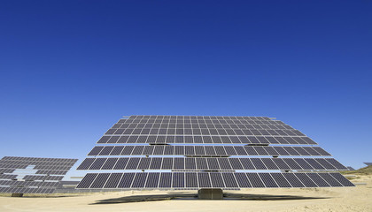 光伏玻璃價(jià)格驟降，是短期波動(dòng)還是長期趨勢(shì)？未來走勢(shì)深度解析